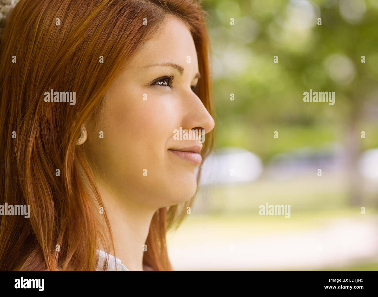 Pretty redhead calma in daydreaming Foto Stock