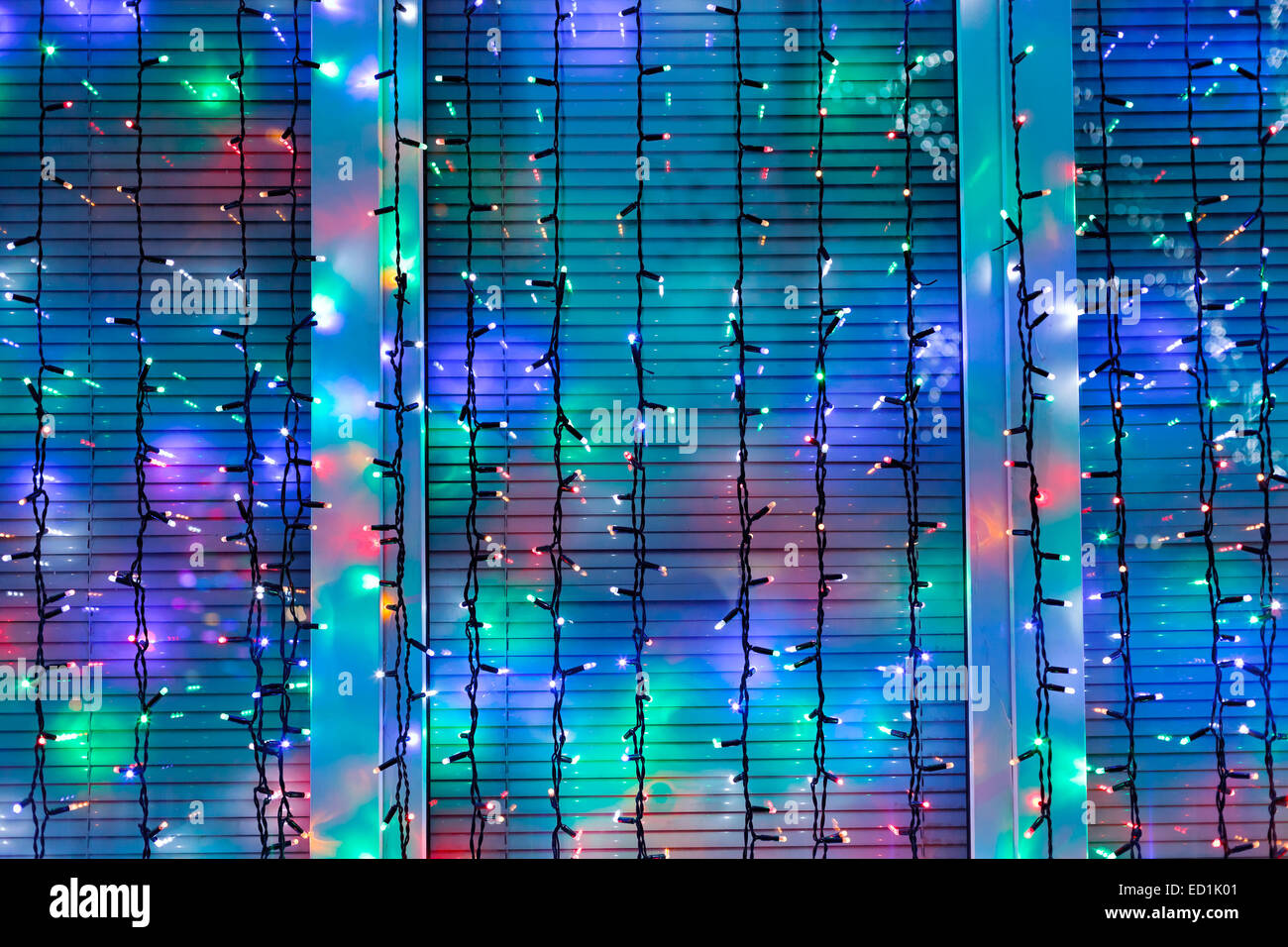 Outdoor luci di Natale Decorare la finestra nella notte Foto Stock