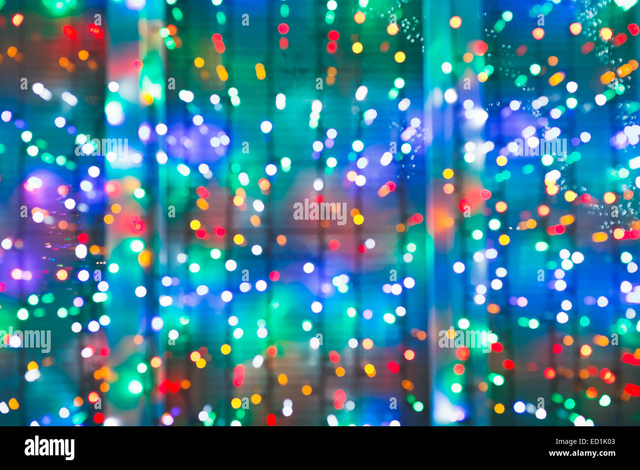 Sfocate luci di Natale sulla finestra nella notte Foto Stock