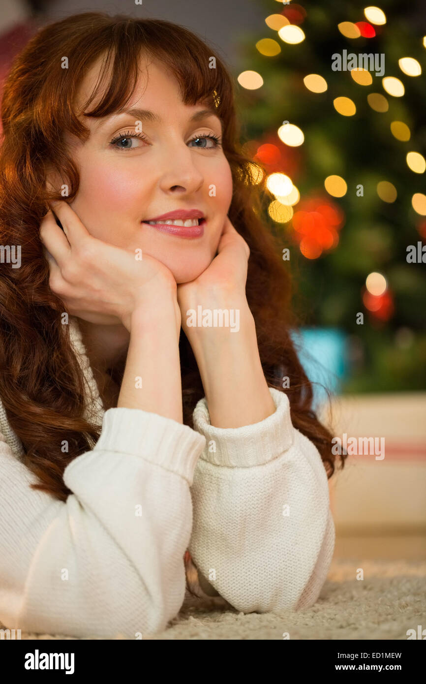Donna sorridente viene appoggiata la testa sulle mani Foto Stock