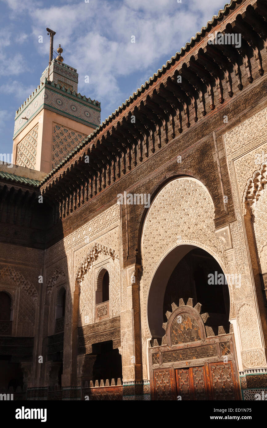 I dettagli. Calligraphy Stucco e lavoro di piastrelle, Bou Inania Medersa, del secolo XIV, Madrasa Bou Inania. Medina. Fez. Il Marocco. A nord di AFR Foto Stock