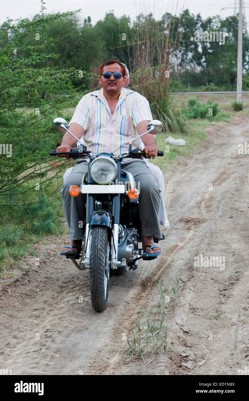 Rurale indiano uomo Bike Foto Stock