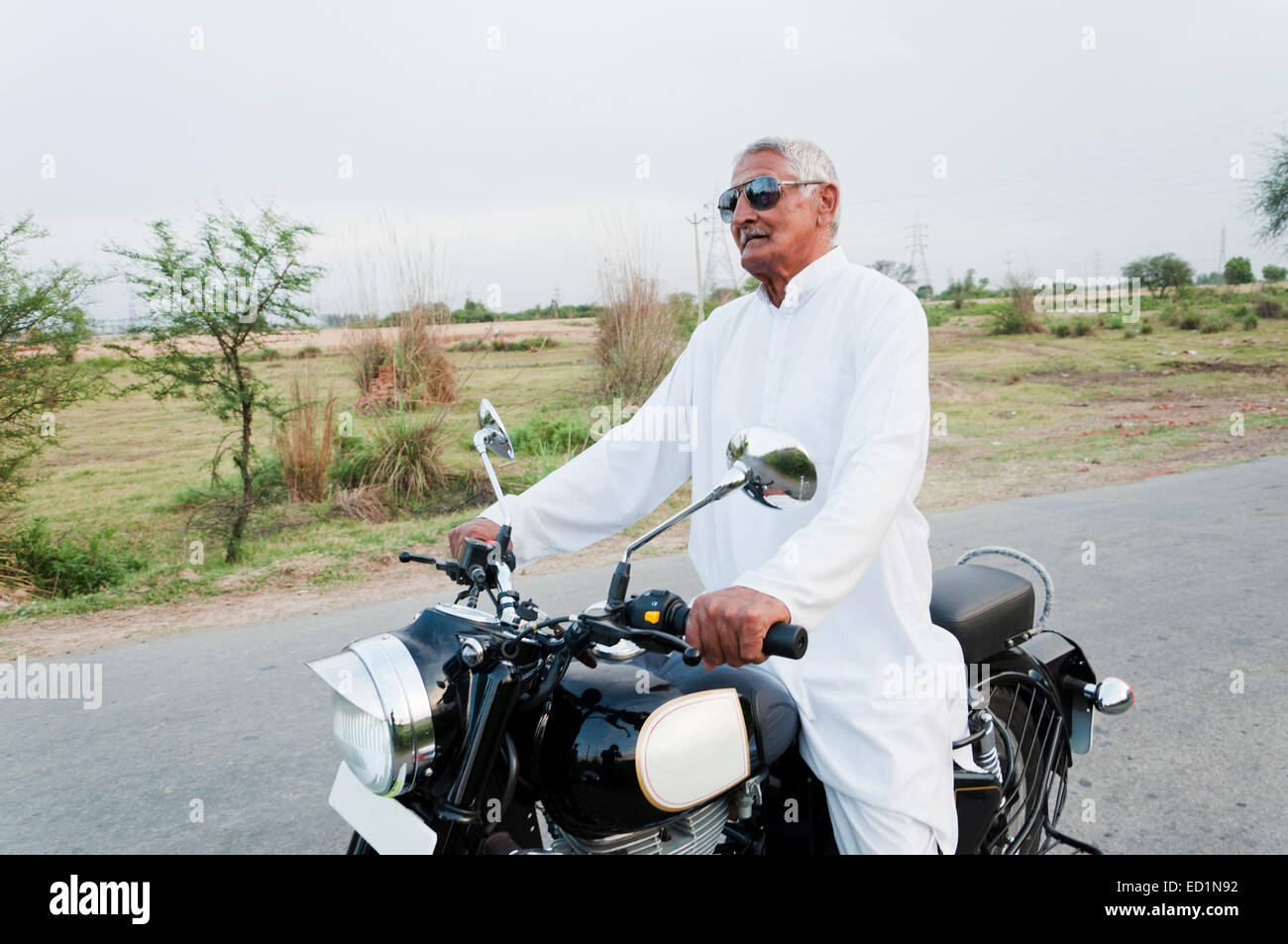 1 rurale indiano vecchio uomo lato strada in bicicletta Foto Stock