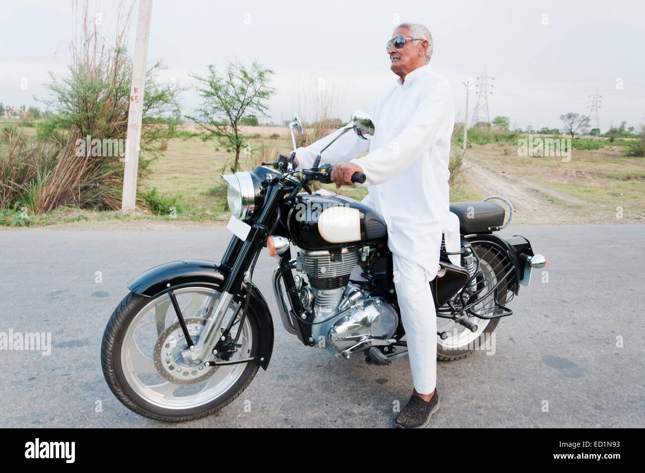 1 rurale indiano vecchio uomo lato strada in bicicletta Foto Stock