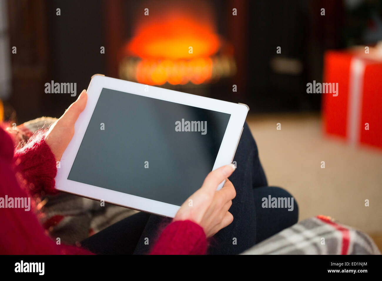 La donna nel ponticello utilizzando tablet a natale Foto Stock