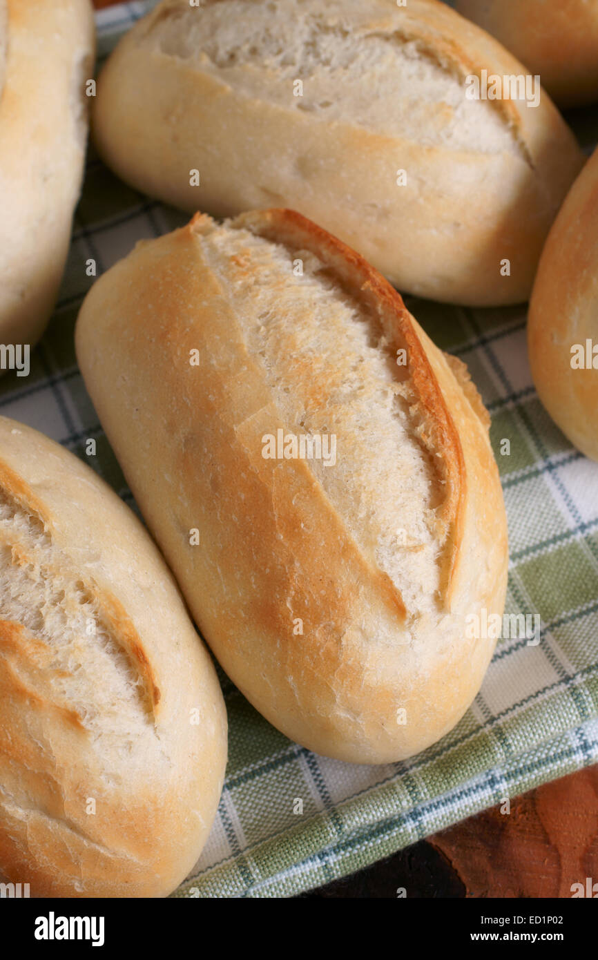 Petit baguette piccolo appena sfornato bocconcini di pane francese Foto Stock
