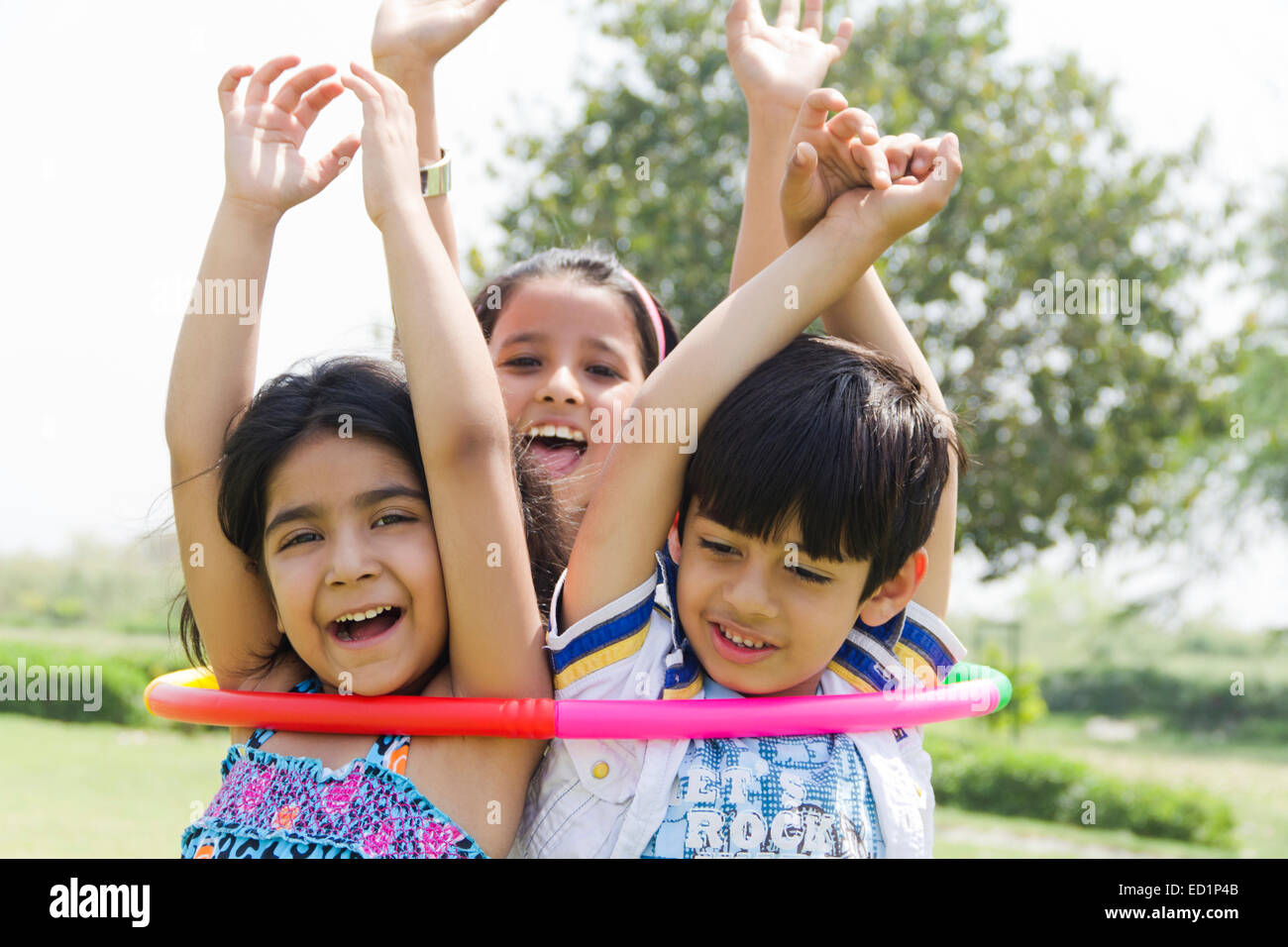 Indiani parco per bambini giocando Hulahoop Foto Stock