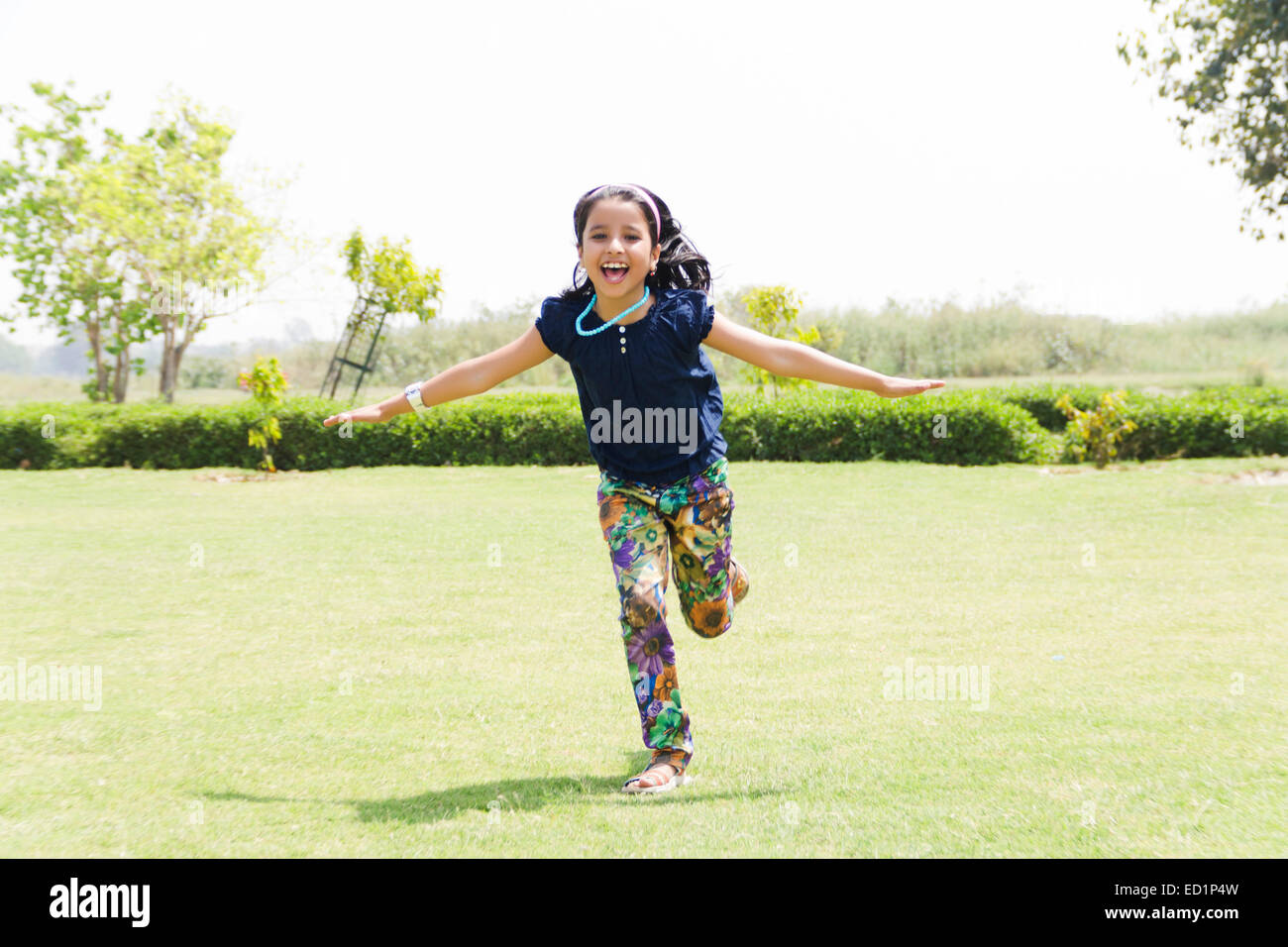 1 indiani bel bambino ragazza fun park Foto Stock