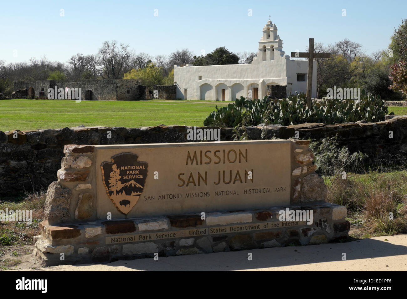 Parco nazionale storico segno di servizio all'ingresso della Missione di San Juan Capistrano a San Antonio, Texas. Foto Stock