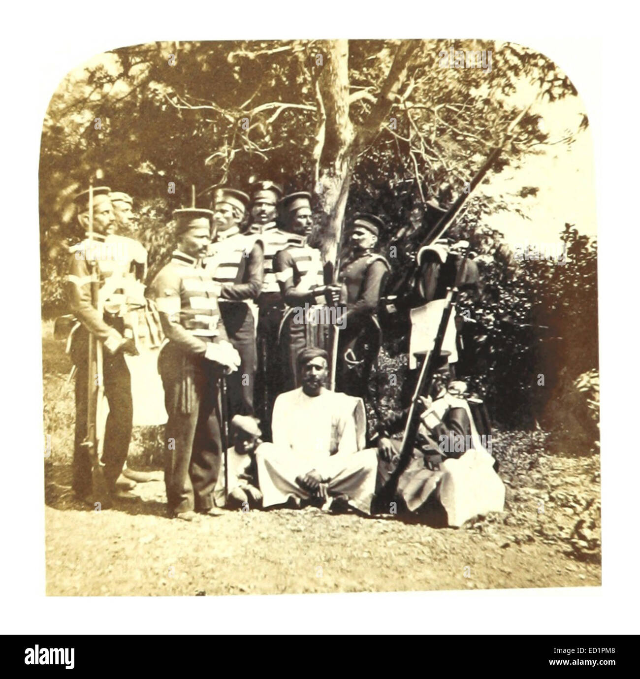 Un'illustrazione del 1862 tratta dal resoconto di Weld del contingente Hyderabad in India, incentrata sul 52nd Infantry, che riflette le operazioni militari coloniali britanniche durante il periodo. Foto Stock