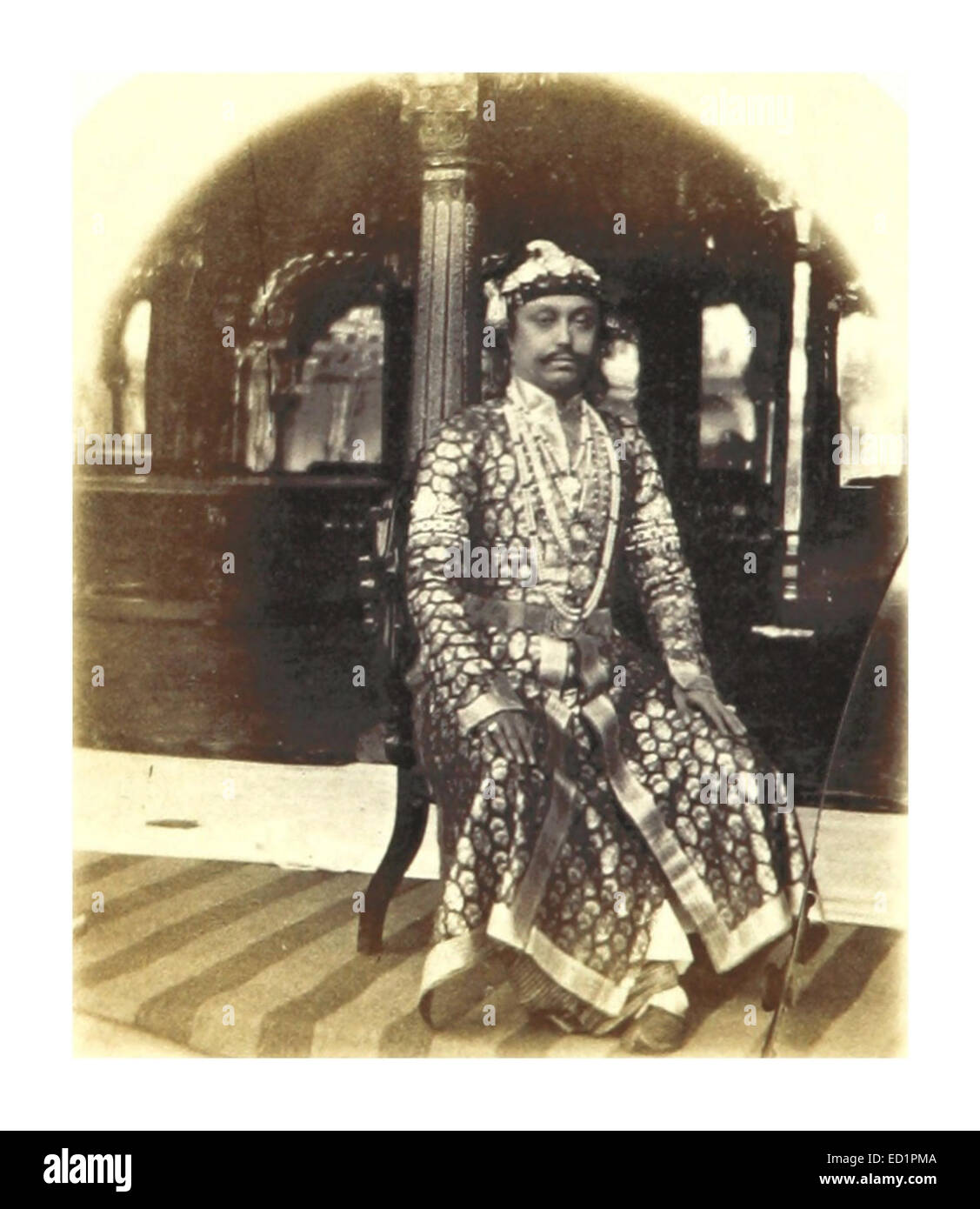 Questo ritratto del 1862 di Weld raffigura Nawaub Mooktiar ool Moolk Salar Jung Bhadur, il ministro di Hyderabad, fornendo un resoconto visivo del suo aspetto e status nella regione del Deccan in India durante il XIX secolo. Foto Stock