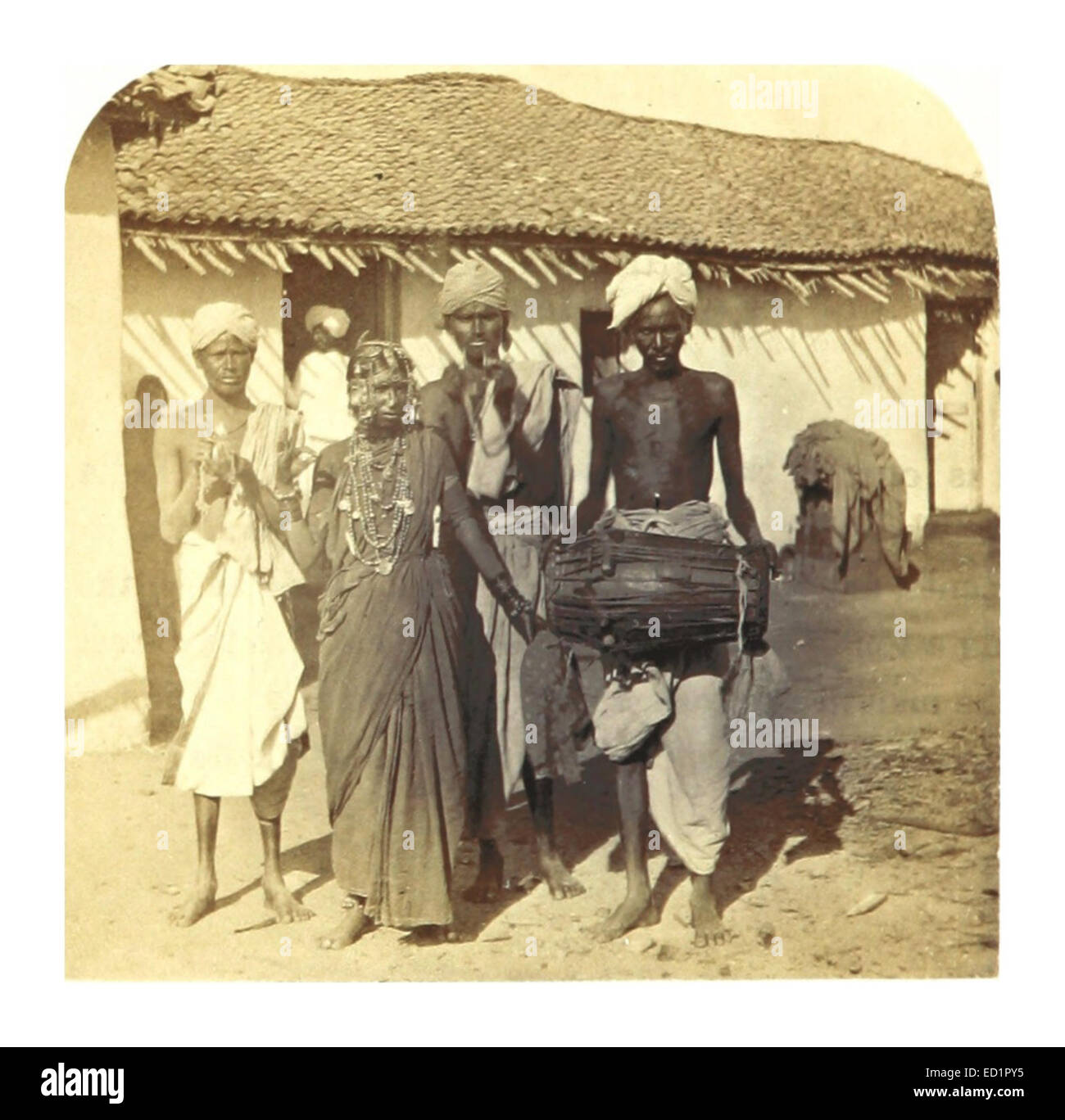 Questa illustrazione del 1862 di Weld intitolata "mendicante danzante" raffigura un artista di strada in India, che cattura la vibrante cultura e le tradizionali esibizioni di strada del tempo. L'immagine enfatizza il movimento dinamico del mendicante e l'ambiente circostante. Foto Stock