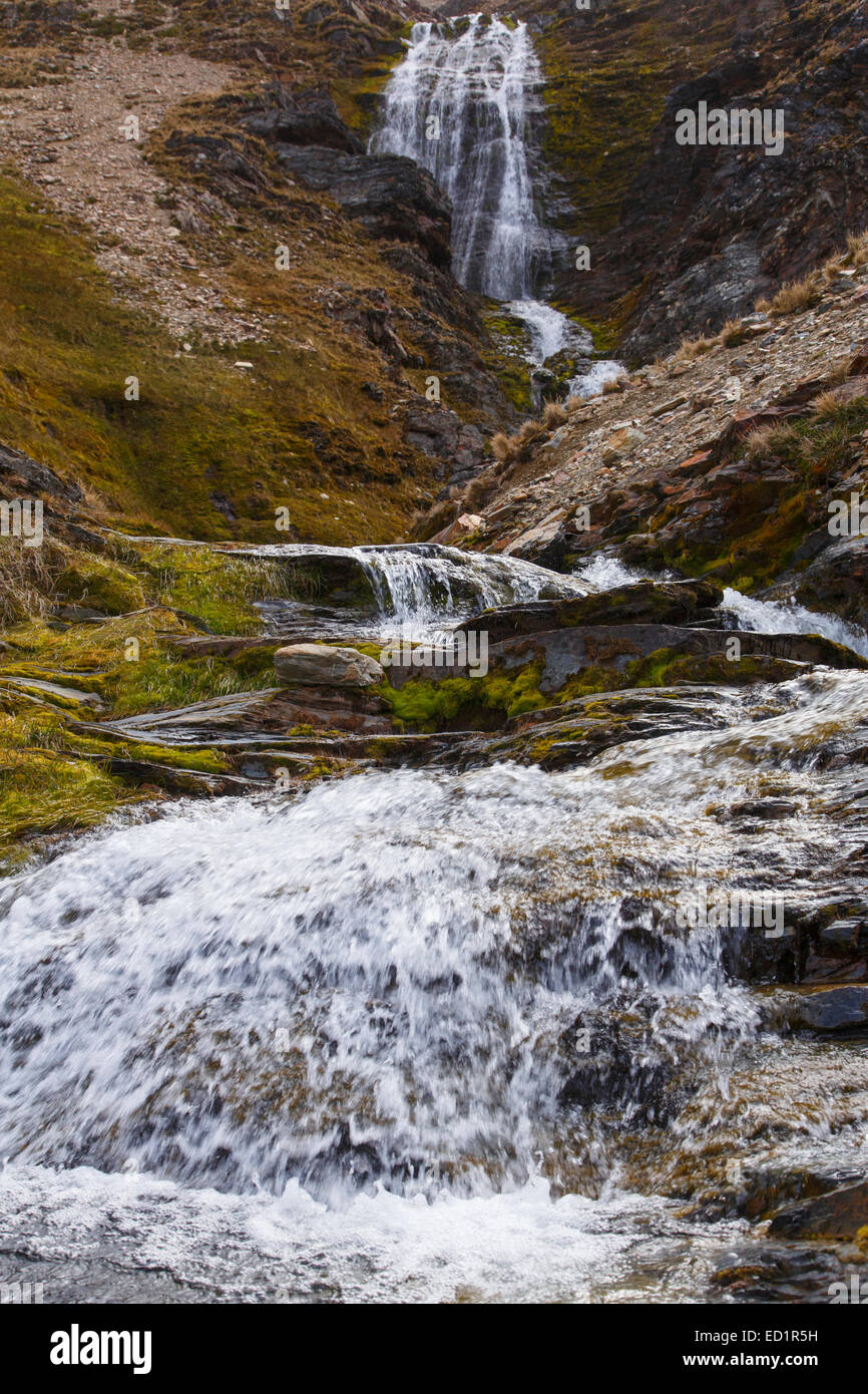 Cascata vicino alla fine dell'escursione tra Fortuna Bay e Stromness, l'ultima parte di Shackleton la famosa passeggiata, Isola Georgia del Sud Foto Stock
