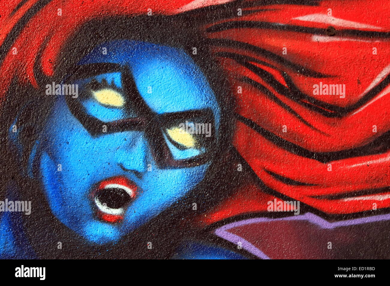 Graffiti su un muro di blu e di testa di donna con i capelli rossi Foto  stock - Alamy