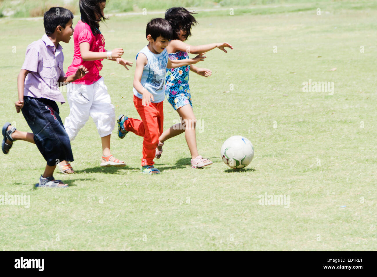 Indiani parco dei bambini che giocano a calcio Foto Stock