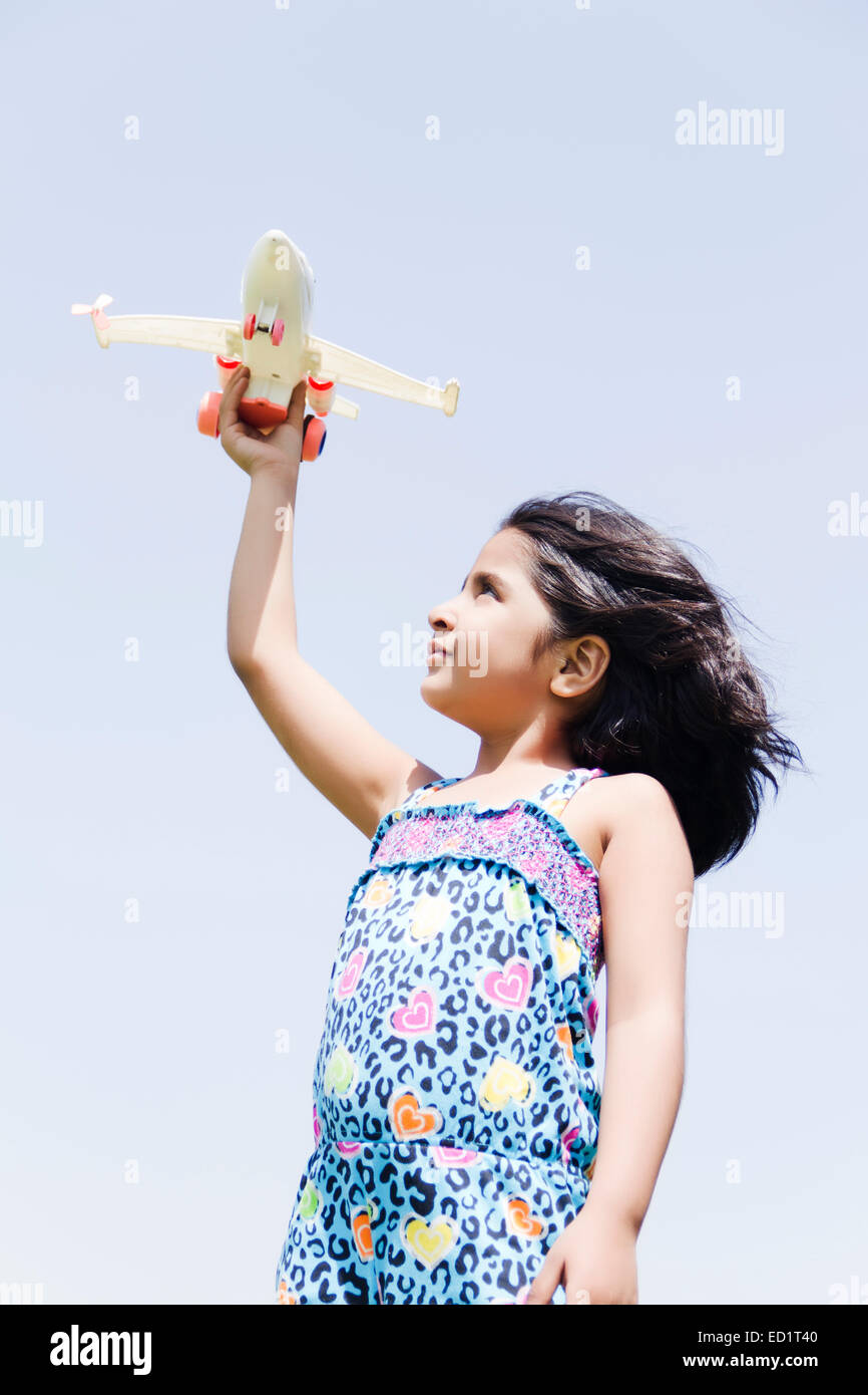 1 indiani molto bello bambino ragazza park giocando aeroplano giocattolo Foto Stock