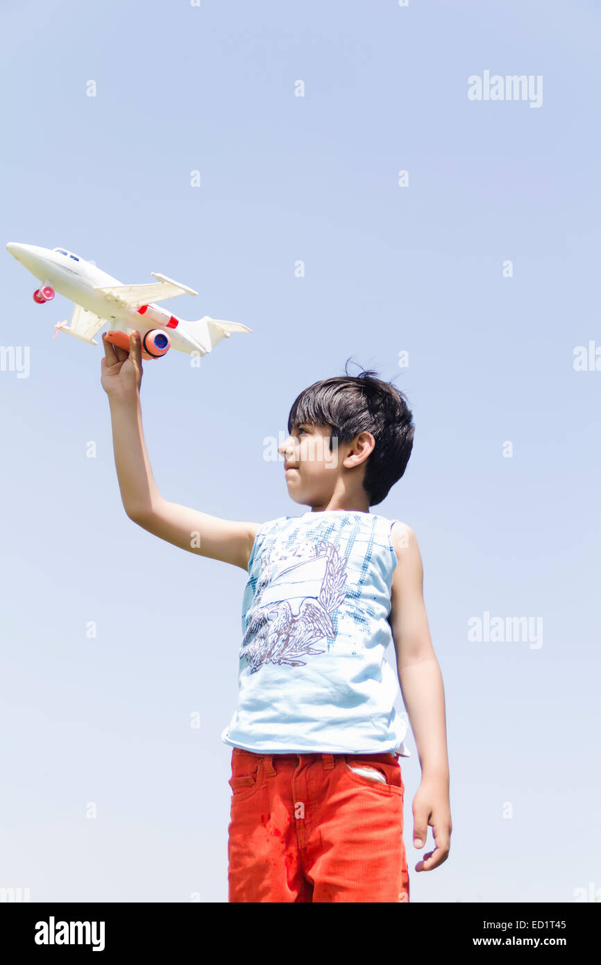 1 bambini indiani boy park giocando aeroplano giocattolo Foto Stock