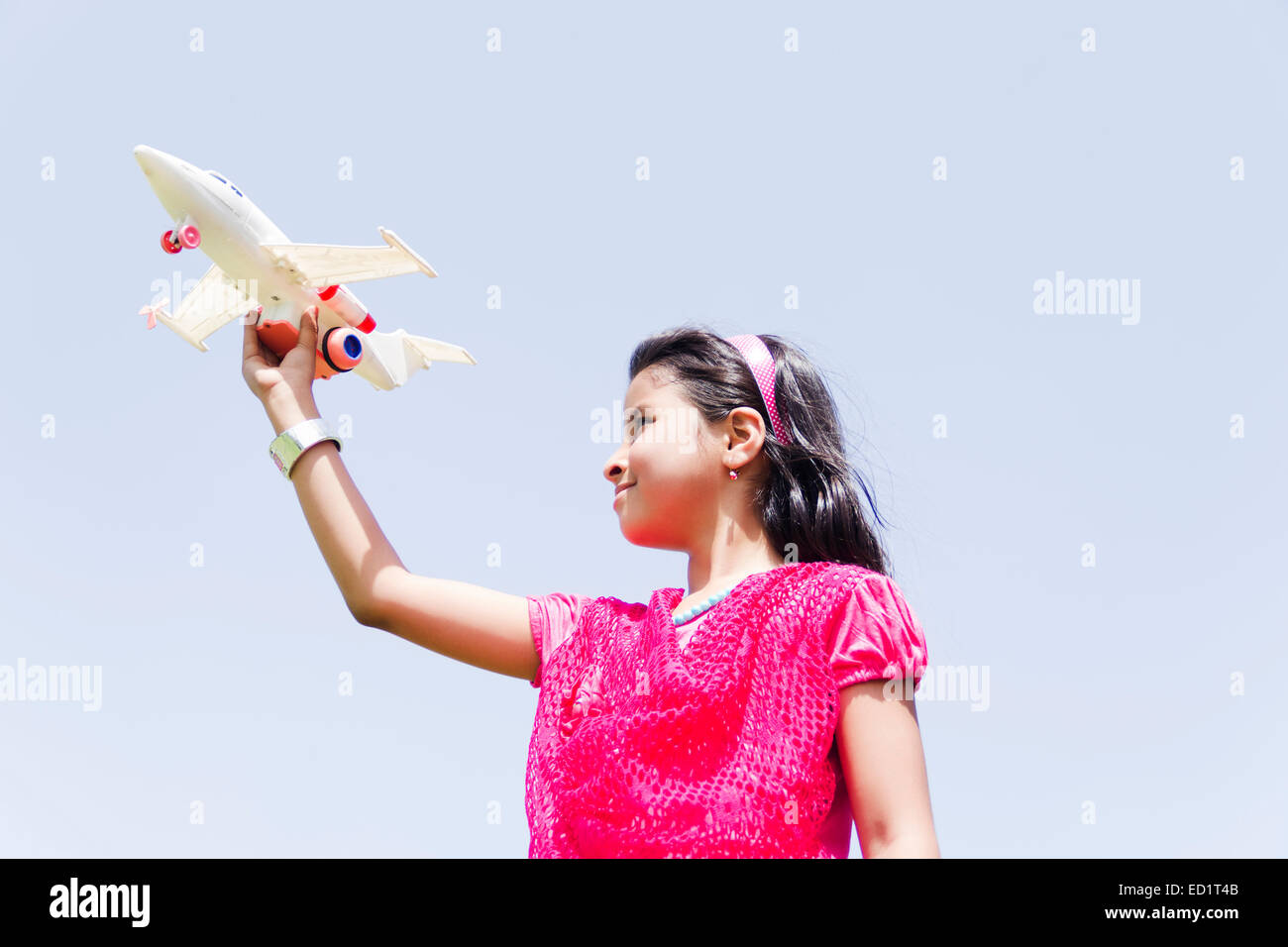 1 indiani molto bello bambino ragazza park giocando aeroplano giocattolo Foto Stock