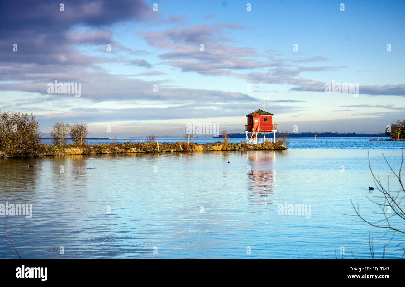 Mantenendo il guardare dal Lough Neagh sailing club hut Foto Stock