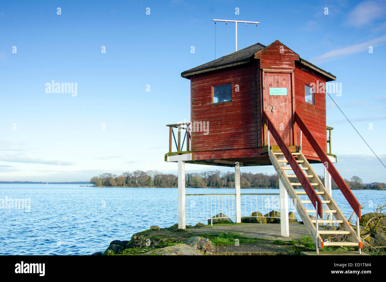 Mantenendo il guardare dal Lough Neagh sailing club hut Foto Stock