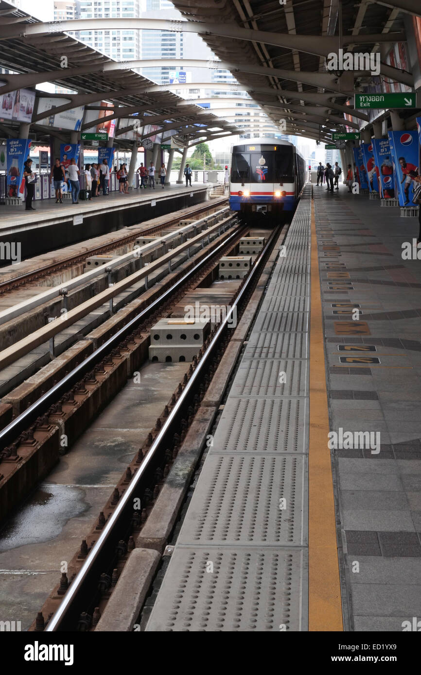 Trasporto pubblico urbano stazione dello skytrain presso la stazione di Sathorn Bangkok, Thailandia, Sud-est asiatico. Foto Stock