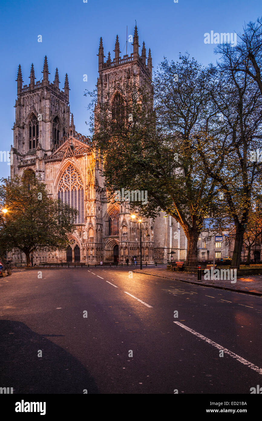 York Minster, la cattedrale della città di York, illuminate a giorno al crepuscolo. Foto Stock