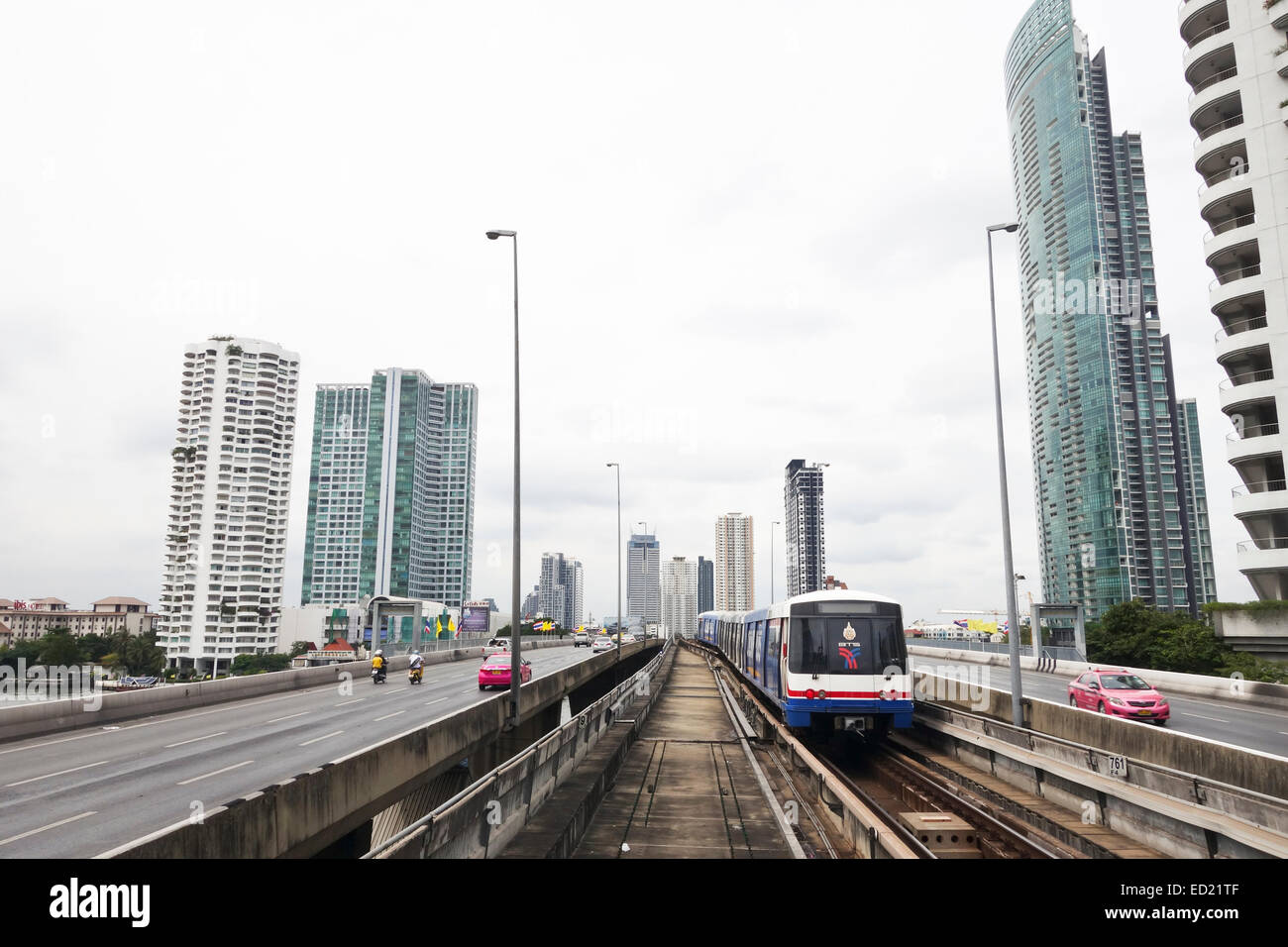Trasporto pubblico urbano stazione dello skytrain presso la stazione di Sathorn Bangkok, Thailandia, Sud-est asiatico. Foto Stock