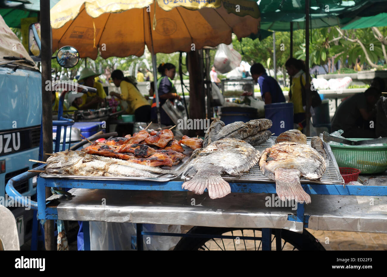 Thai di pesce e carne grigliata offerti dal fornitore. Thai street market, Bangkok, sud-est asiatico in Thailandia. Foto Stock