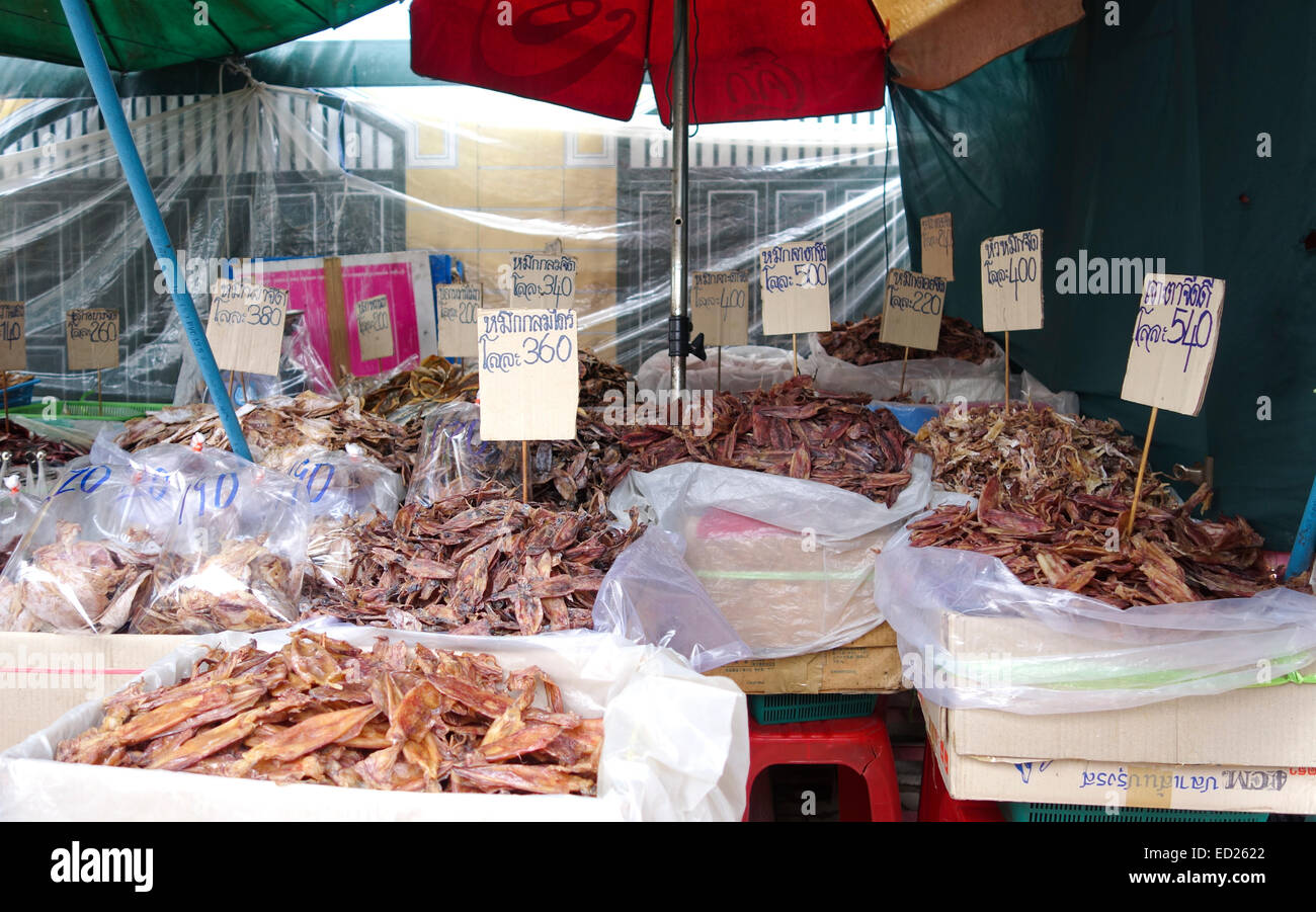 Thai street food. Thai pesce secco, plah mohk haang, Thai street market, Bangkok, sud-est asiatico, Thailandia. Foto Stock