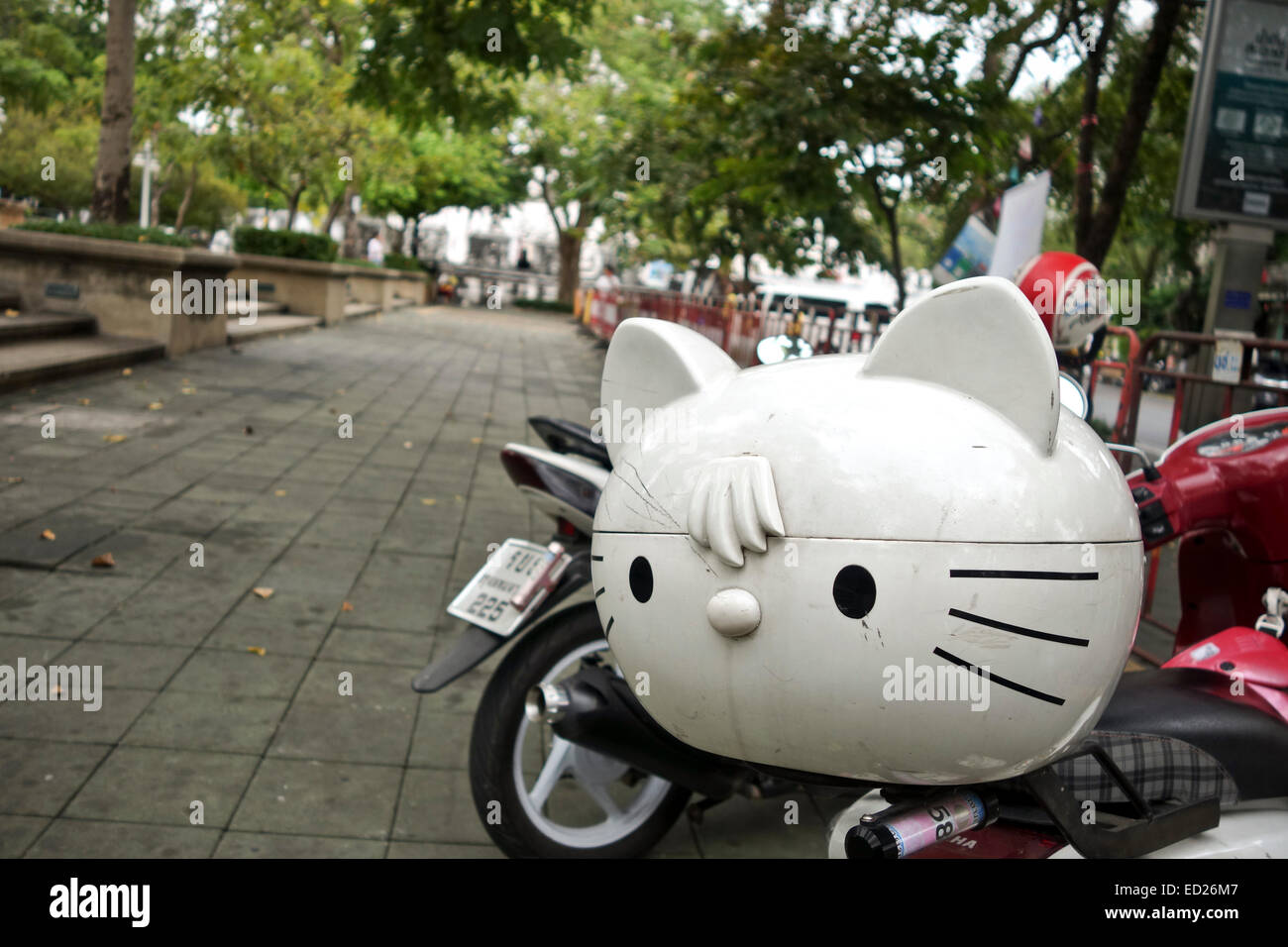 Case superiore su scooter in forma di marchio hello kitty cat scooter, Bangkok, Thailandia, Sud-est asiatico. Foto Stock
