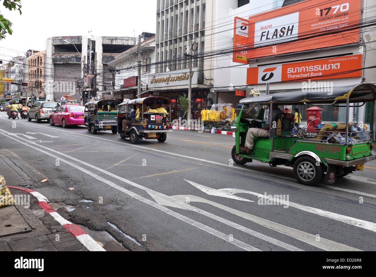 Tuk-tuks passando in una strada a Bangkok, Thailandia, Sud-est asiatico. Foto Stock