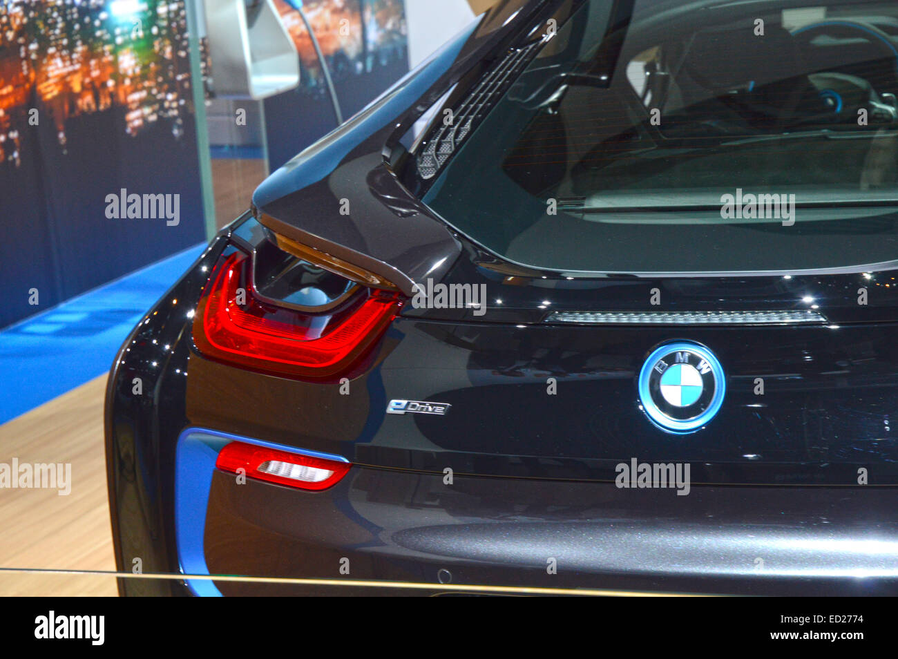 Luce posteriore Premiere Moscow International Automobile Salon BMW i8 nel vano bagagli Foto Stock