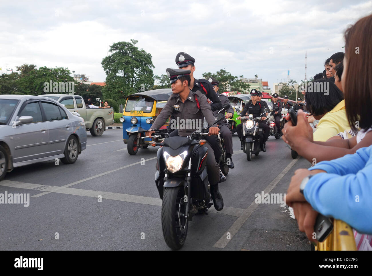Thai polizia militare prima di celebrazioni Bhumibol Adulyadej re del giorno a Bangkok, Thailandia, Sud-est asiatico. Foto Stock