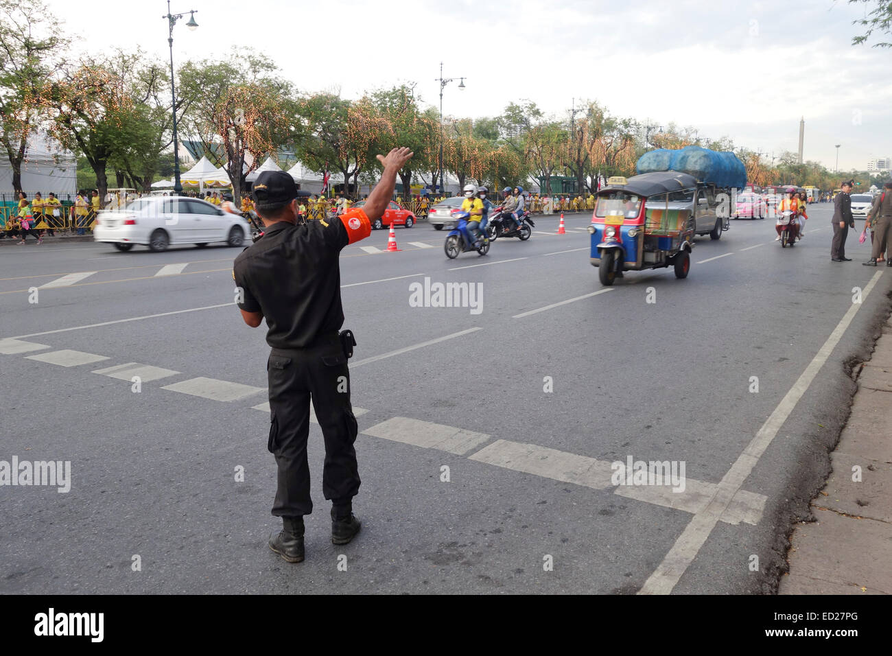 Thai polizia militare la regolazione del traffico, Bhumibol Adulyadej re del giorno a Bangkok, Thailandia, Sud-est asiatico. Foto Stock