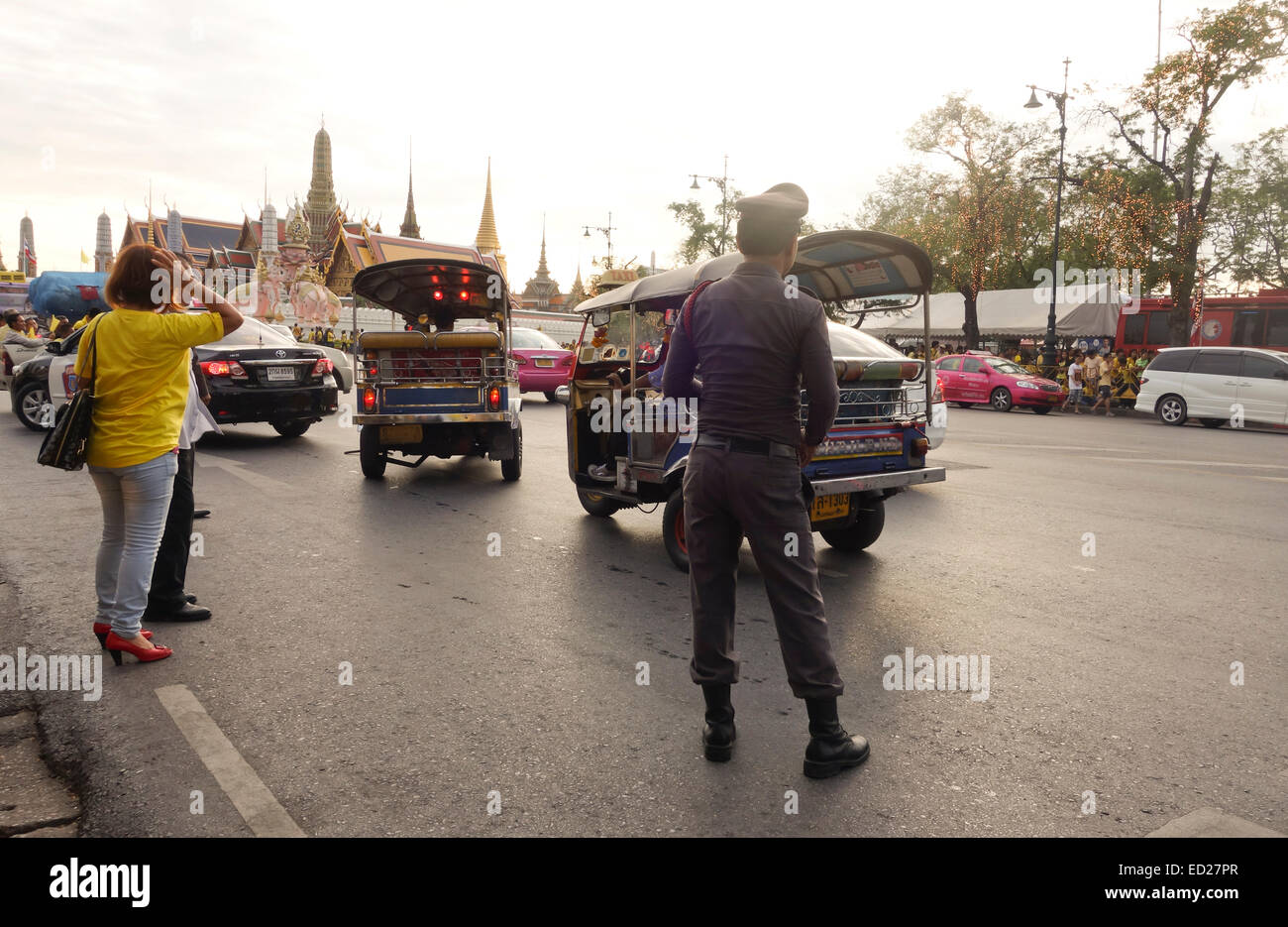 Thai polizia militare la regolazione del traffico, Bhumibol Adulyadej re del giorno a Bangkok, Thailandia, Sud-est asiatico. Foto Stock