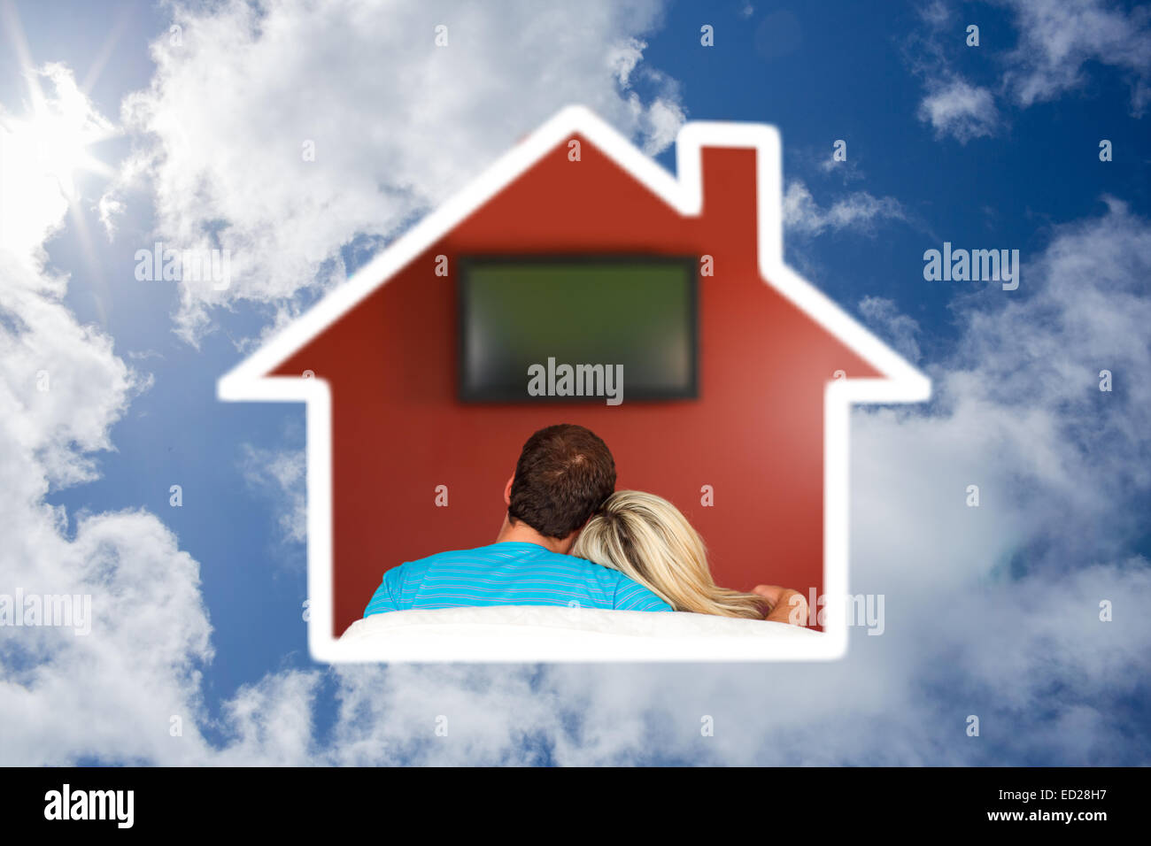 Immagine composita della giovane seduto sul divano guardando la televisione a casa Foto Stock