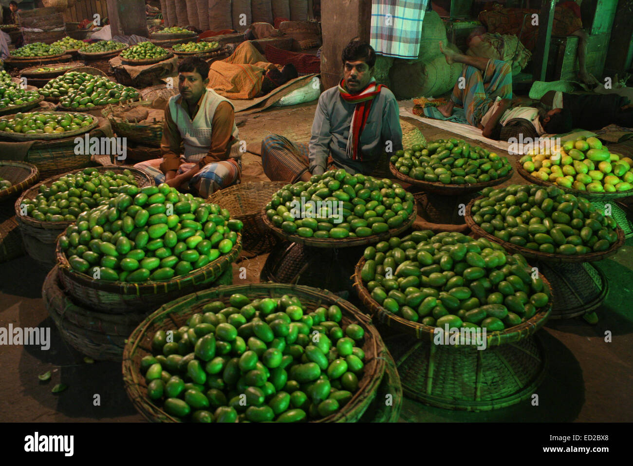 Limone del Bangladesh il venditore egli attende i clienti in un mercato all'ingrosso a karwan Bazar a Dhaka il 24 dicembre 2014. L'agricoltura, la spina dorsale del Bangladesh con circa il 60-70% delle persone a seconda l'agricoltura è la fonte principale dell'economia del paese e comprende circa il 15% del PIL del paese e il 60% del totale della forza lavoro. Foto Stock