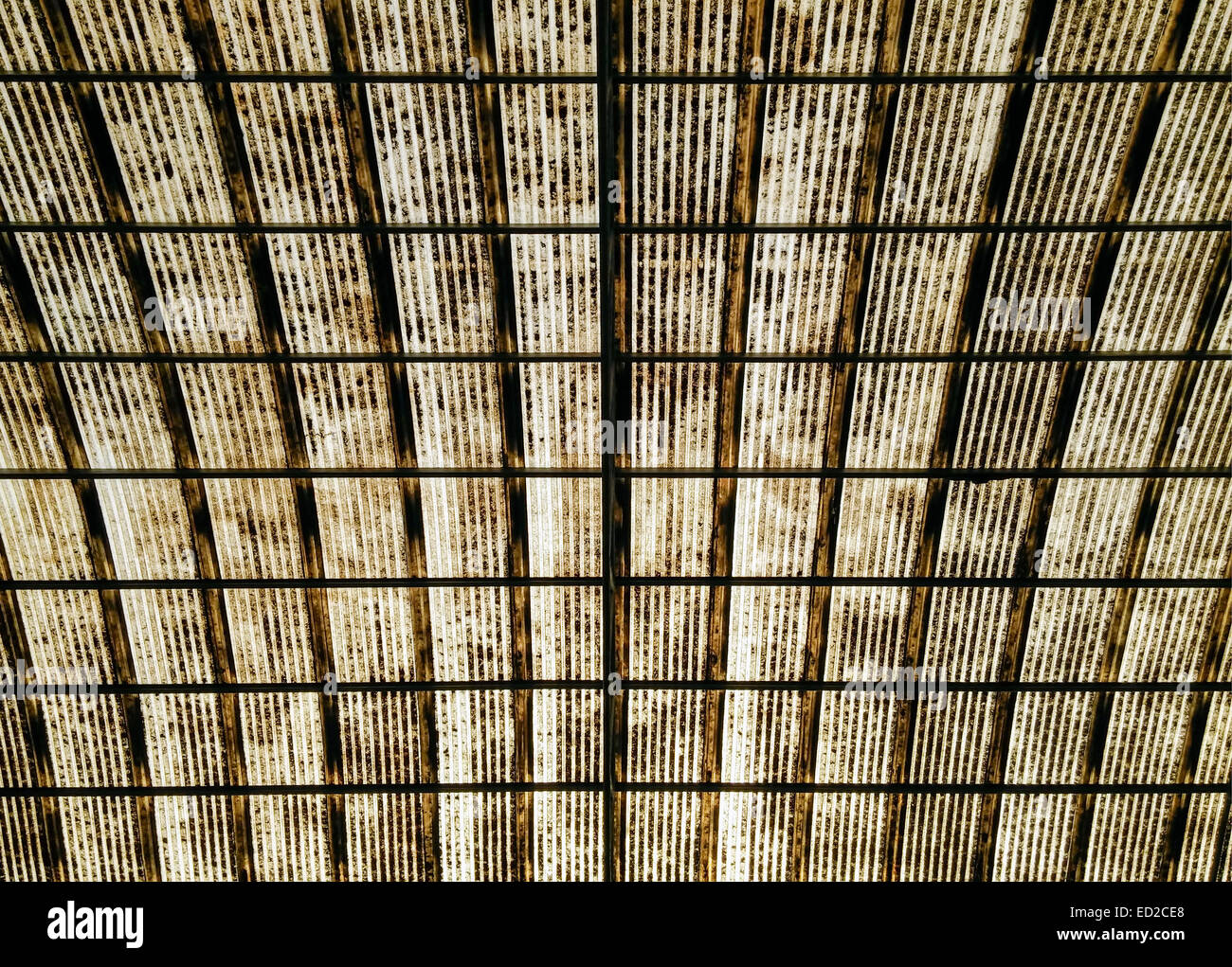 Il vetro sporco del tetto della vecchia fabbrica. Foto Stock