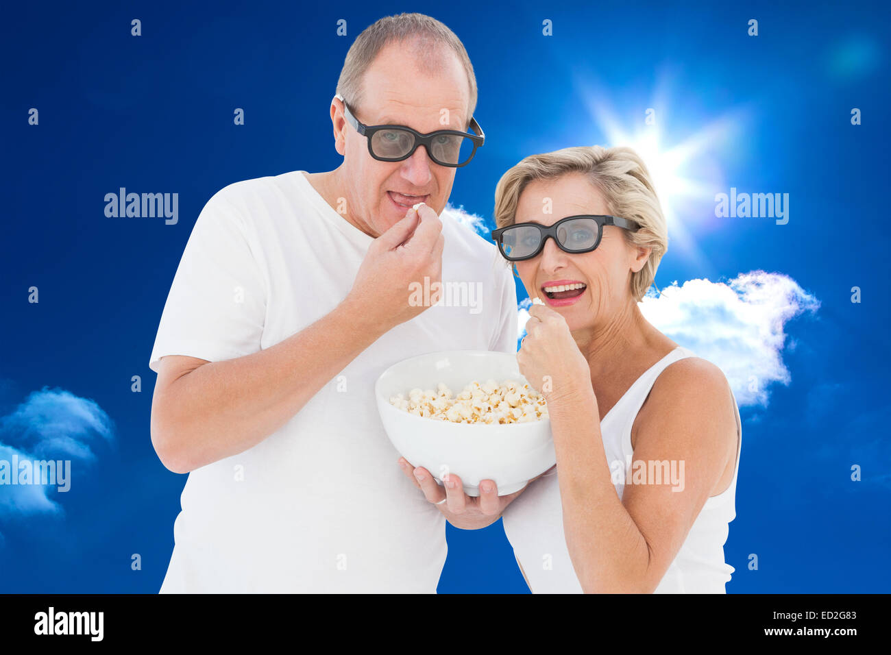 Immagine composita della coppia matura indossando occhiali 3d mangiare popcorn Foto Stock