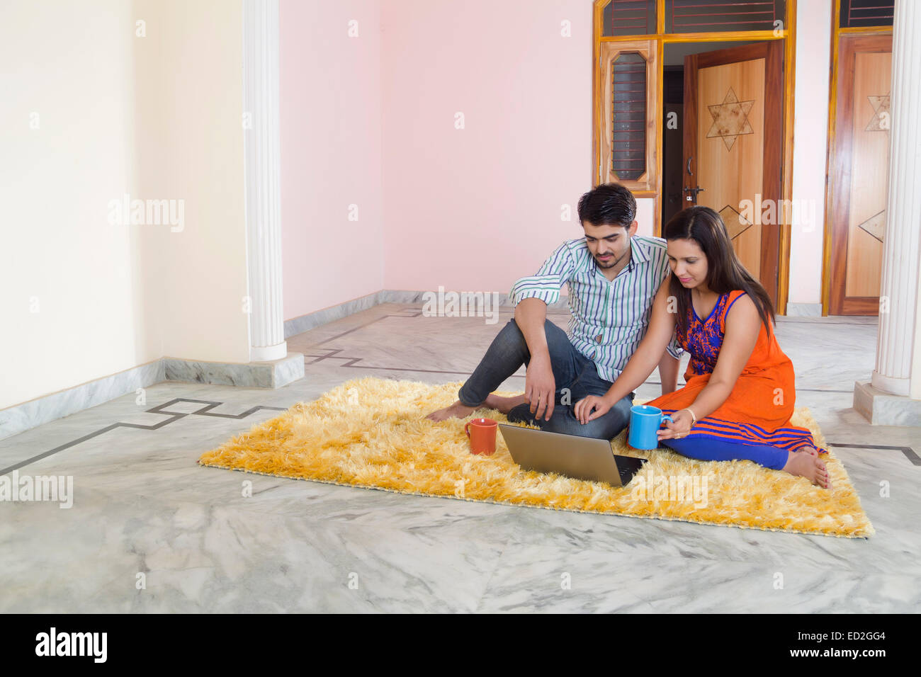 2 indian coppia sposata notebook di casa a lavorare Foto Stock