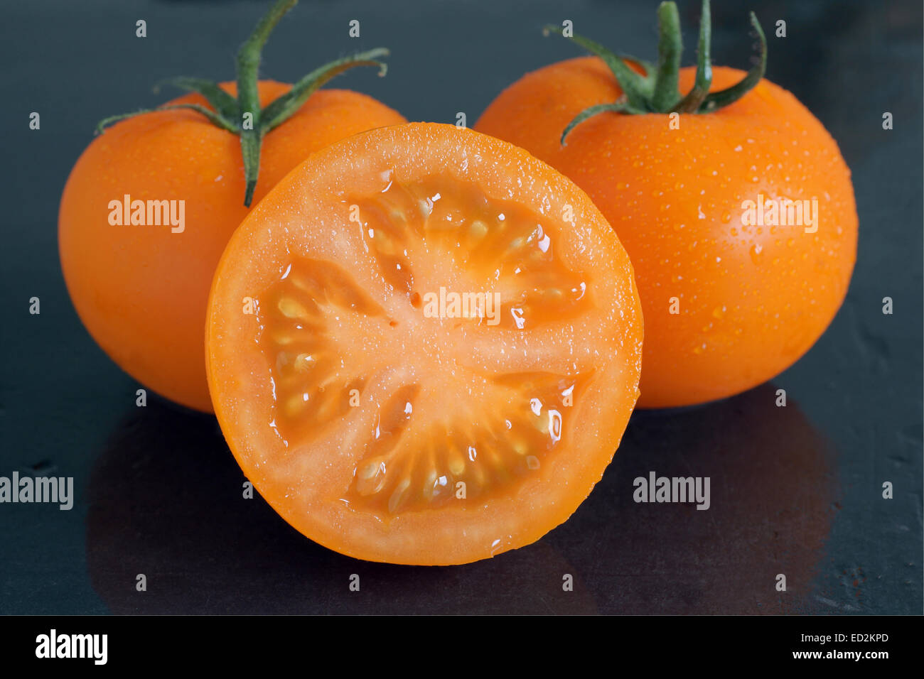 Antiche varietà di arance pomodori a grappolo di colore arancione anziché il solito rosso. Foto Stock