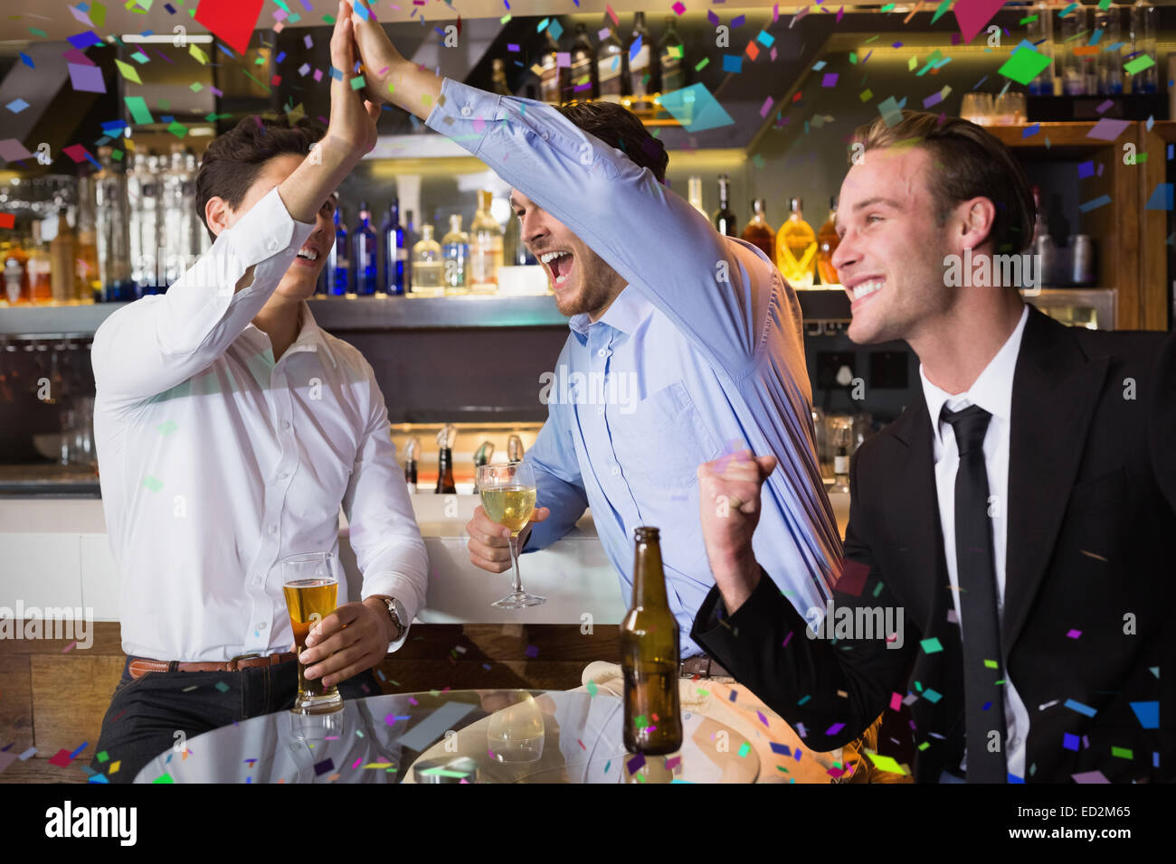 Immagine composita di bello amici bevendo un drink insieme Foto Stock