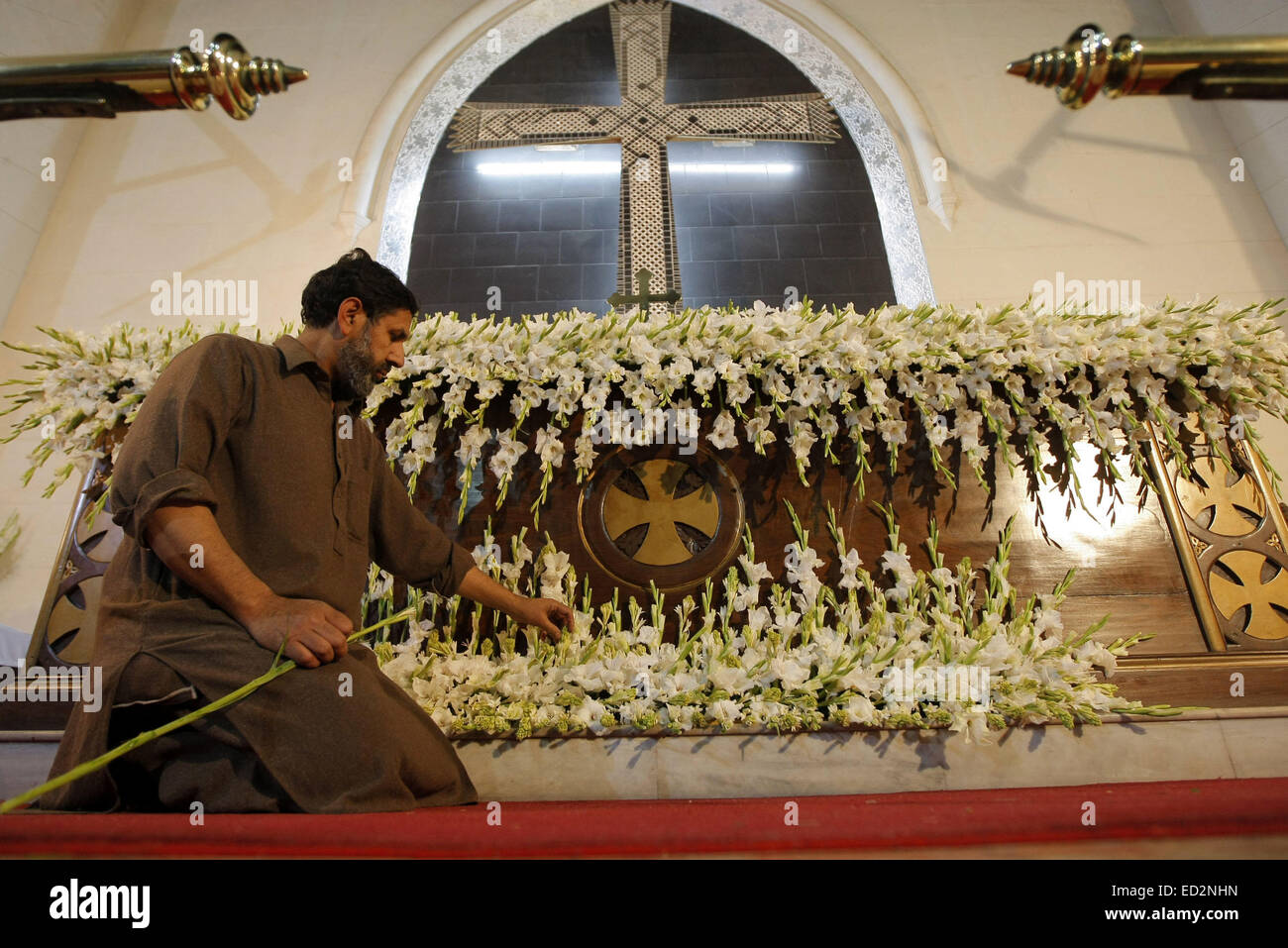 Peshawar. 24 dicembre, 2014. Un cristiane pakistane decora la chiesa in preparazione al Natale per la Vigilia di Natale nel nord-ovest del Pakistan Peshawar su, 24 dic. 2014. Credito: Umar Qayyum/Xinhua/Alamy Live News Foto Stock