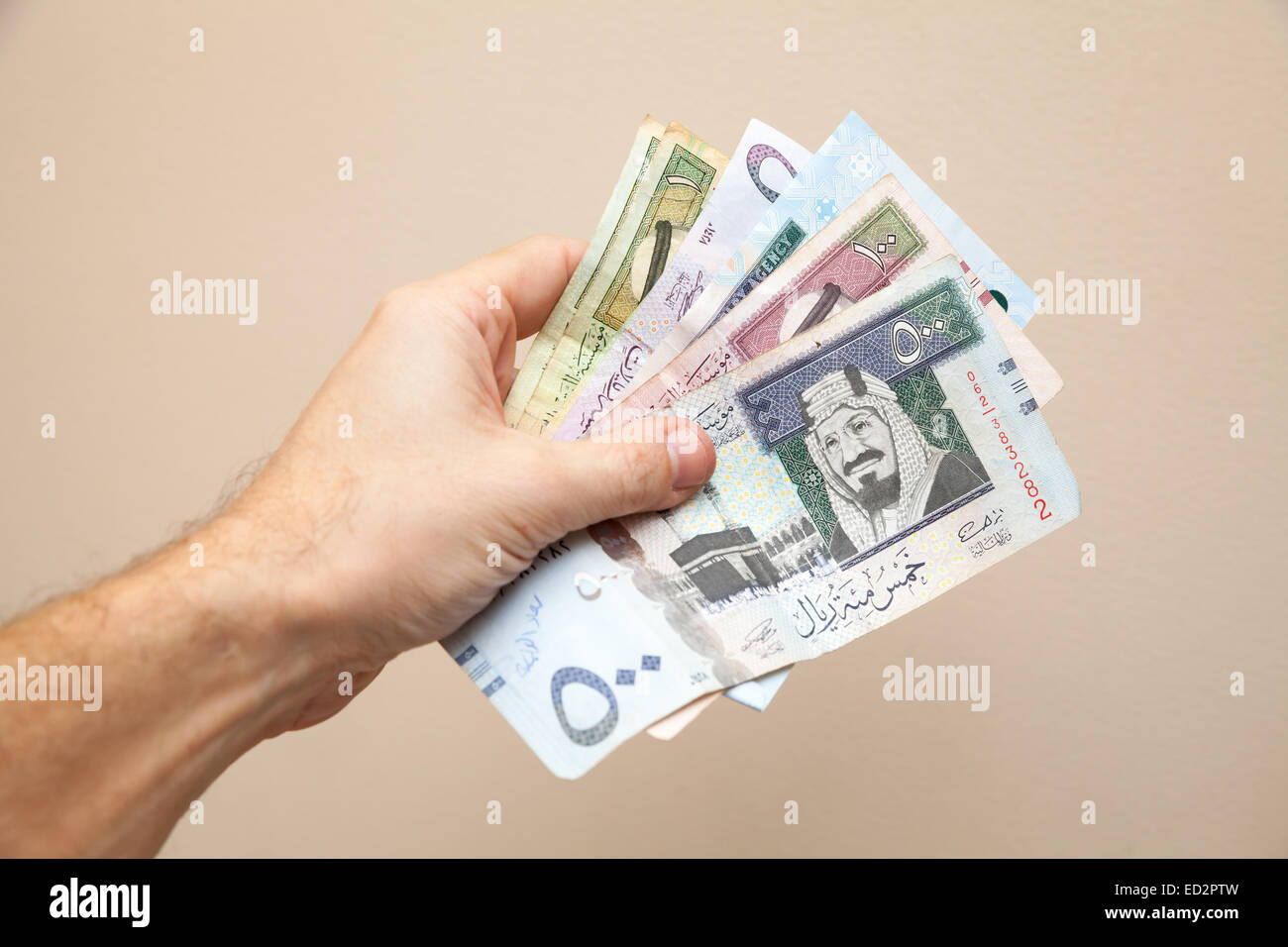 Modern Arabia Saudita denaro, banconote in mano maschio, close-up foto Foto Stock