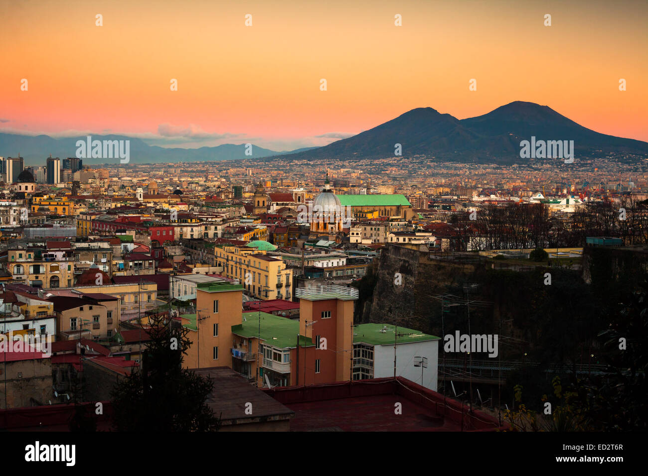Paesaggio urbano di Napoli al Tramonto con il Vesuvio Foto Stock