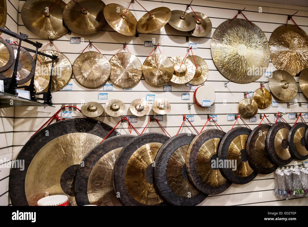Strumenti musicali a percussione, cembali e gong sul display in un negozio a Shanghai in Cina Foto Stock