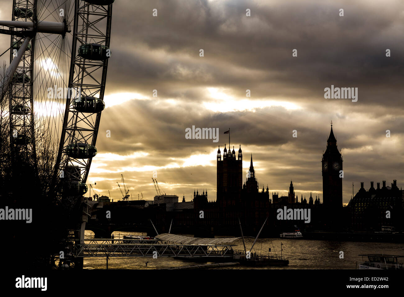 I raggi di luce che colpisce le Case del Parlamento, London, Regno Unito 24 dicembre, 2014. Regno Unito Meteo. Foto Stock