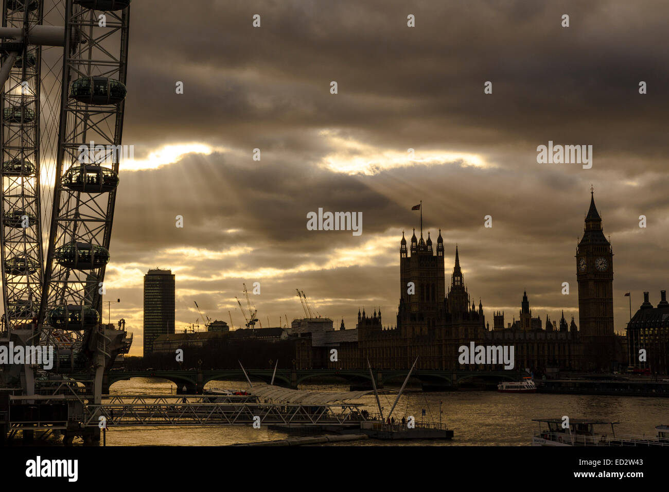 I raggi di luce che colpisce le Case del Parlamento, London, Regno Unito 24 dicembre, 2014. Regno Unito Meteo. Foto Stock
