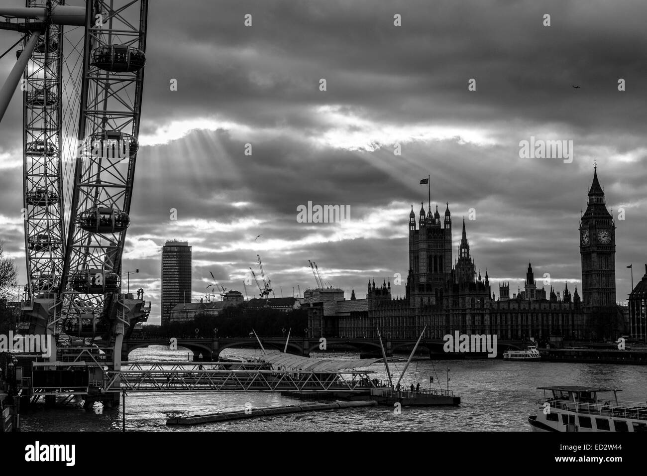 I raggi di luce che colpisce le Case del Parlamento, London, Regno Unito 24 dicembre, 2014. Regno Unito Meteo. Foto Stock