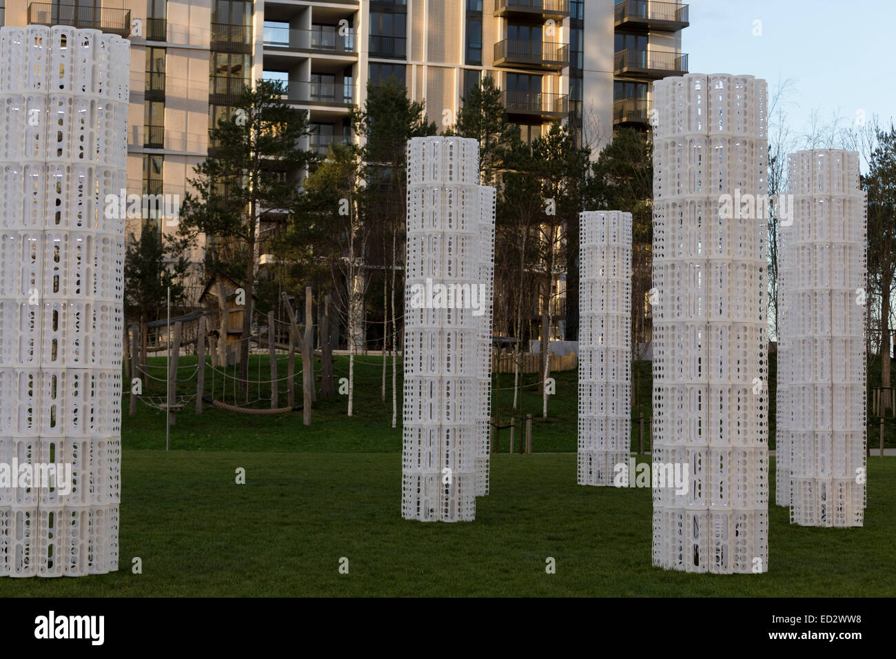 Una foresta di 14 gigantesca 'alberi congelati' può essere visto nella estremità meridionale del Parco della Vittoria nella ex atleti olimpici' Village. L'installazione, creata dal designer portoghese come architetti è fatta di 1,296 riutilizzabile e riciclabile IKEA il sacchetto in plastica dispenser. Foto Stock